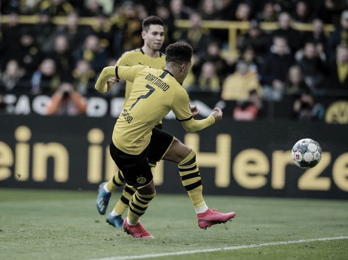 Borussia Dortmund enfrenta dificuldades, mas vence Freiburg em partida truncada