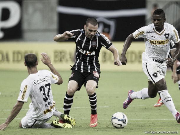 No sufoco, Botafogo derrota Corinthians e deixa a lanterna do Brasileirão