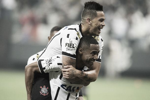 Com gols no segundo tempo, Corinthians supera e afunda Vasco na zona de rebaixamento
