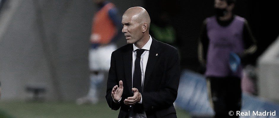 Zidane: "Estoy cansado. Parece que ganamos por los árbitros" Zidane: "Estoy cansado. Parece que ganamos por los árbitros"