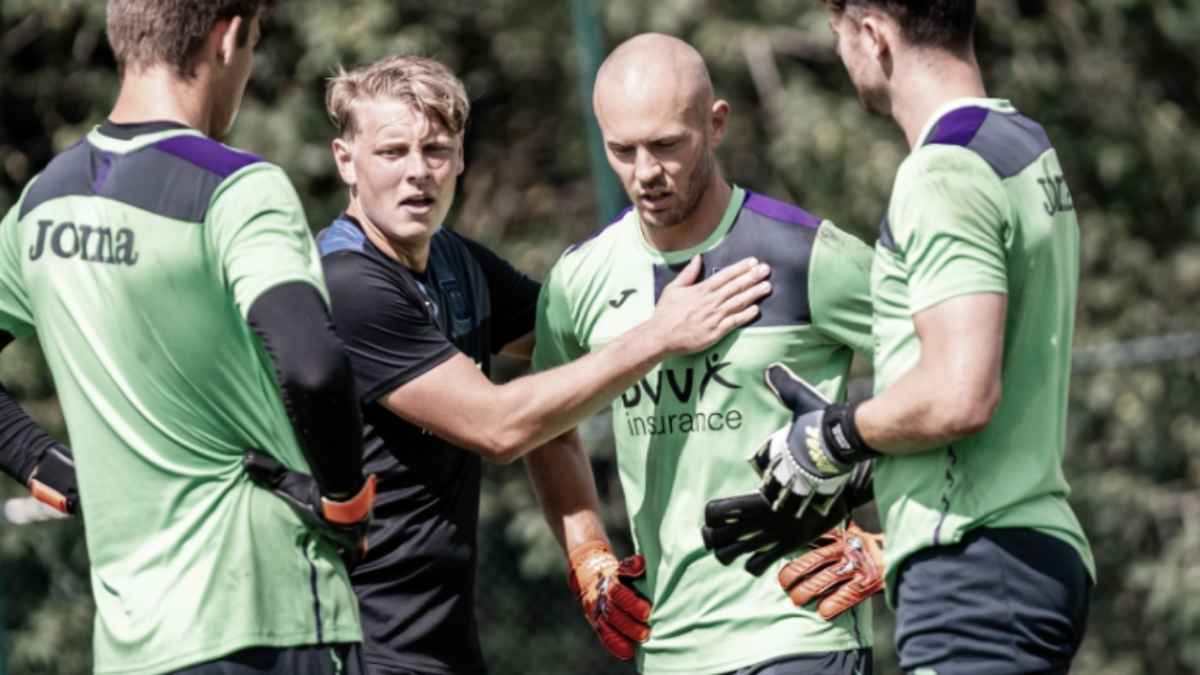 22-07-2023: Sport: Anderlecht v Ajax ANDERLECHT, BELGIUM - JULY 22: Steven  Bergwijn (AFC AJAX) and Louis Patris (RSC Anderlecht) during the match Tes  Stock Photo - Alamy