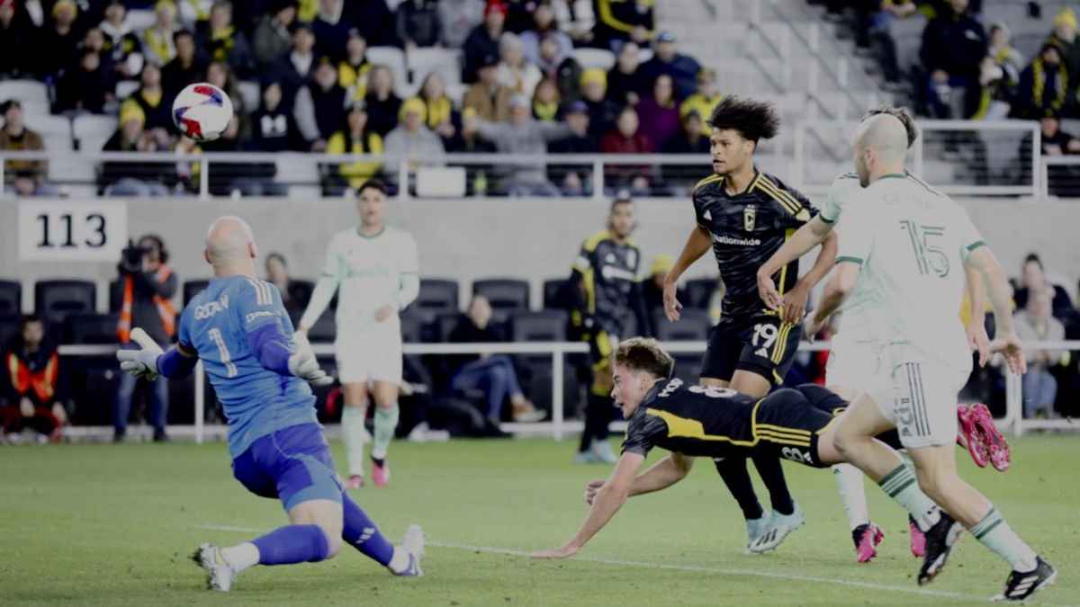 Columbus extinguishes the Fire; Cucho scores first home hat trick; The Crew  clinch playoff berth. - VAVEL USA