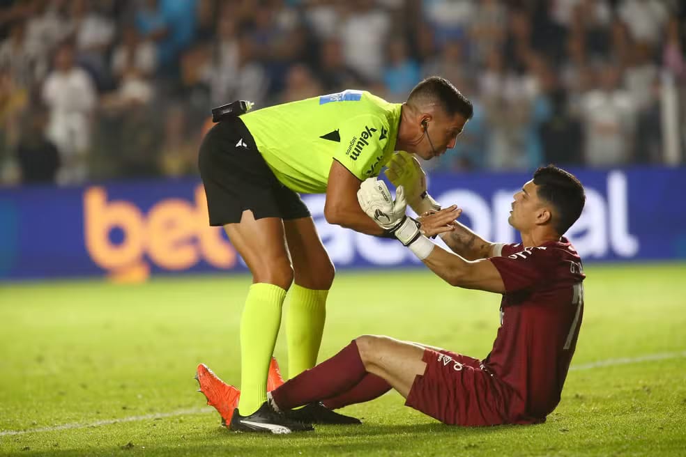 Nova regra da CBF faz atendimentos a goleiros caírem 65% no Brasileirão