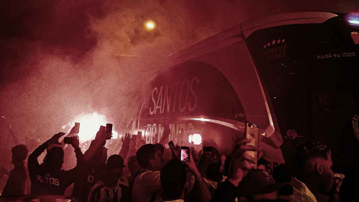 Torcedores do Santos lançam fogos em campo, e jogo é encerrado