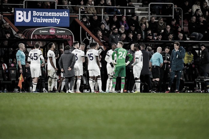 Capitão de time da Premier League sofre parada cardíaca durante partida em  Bournemouth - Esportes - R7 Futebol