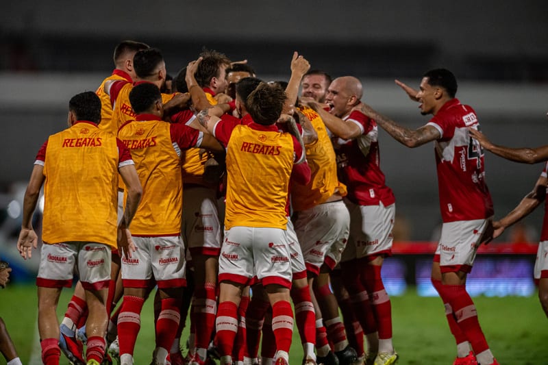 Ponte Preta e CRB duelam em momentos opostos na Série B