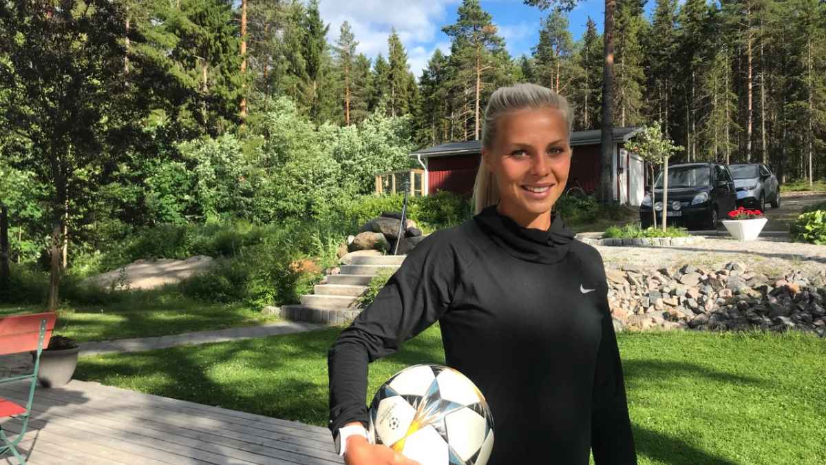 It S An Absolute Honour To Play With This Club S Crest On Your Chest Manchester United Defender Lotta Okvist On Her First Year In The Wsl Vavel International