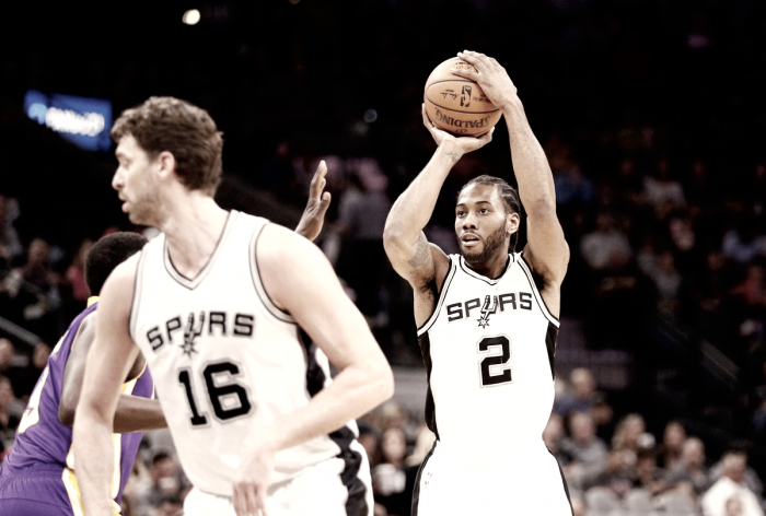 Kawhi Leonard brilha e Spurs atropelam Lakers por 40 pontos de vantagem