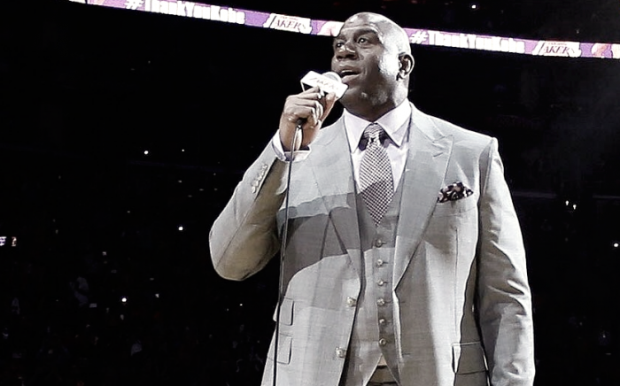 Lakers dispensam dirigentes e Magic Johnson assume cargo de presidente do basquete