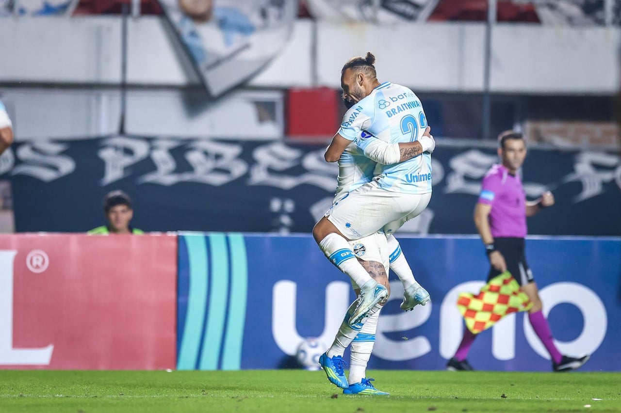 Martin Braithwaite aprimora forma física no Grêmio durante pausa da Copa