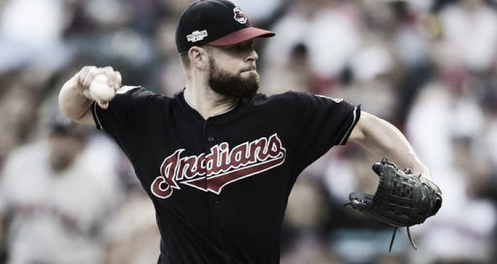 Kluber pone contra las cuerdas a Boston