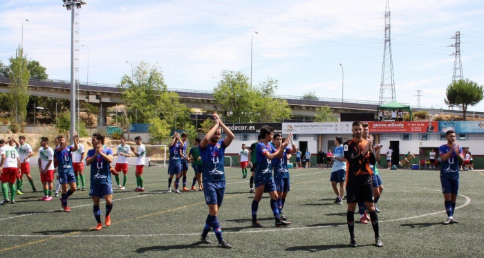 Jugadores del CD Móstoles URJC agradeciendo a su afición el desplazamiento a La Canaleja. Fuente: CD Móstoles URJC.