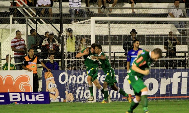 Chapecoense vence em Arapiraca e segue na liderança da Série B