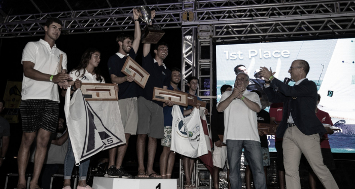 Cerimonia também foi marcada pela entrega dos troféus aos velejadores do juvenil (Matias Capizzano/Divulgação) 