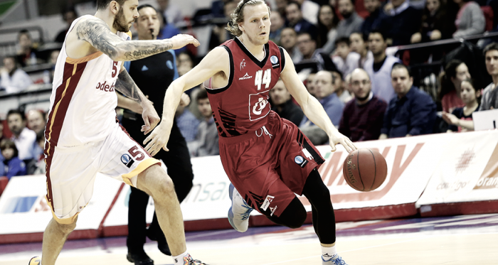 Jordan Swing, en la temporada 2015-16, disputó algunos partidos de Eurocup con el, aún, CAI Zaragoza; en la imagen está atacando a Vladimir Micov, de Galatasaray (Foto: Basket Zaragoza)