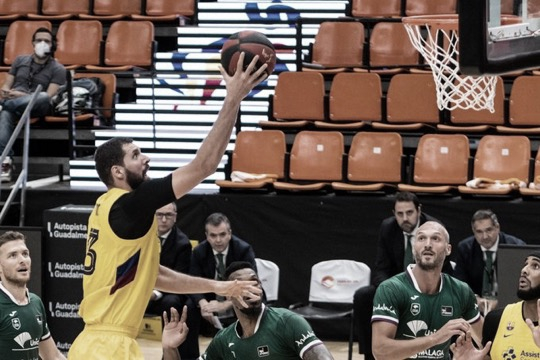 Un Barça liderado por Mirotic vence a Unicaja y se pone líder (73-84)