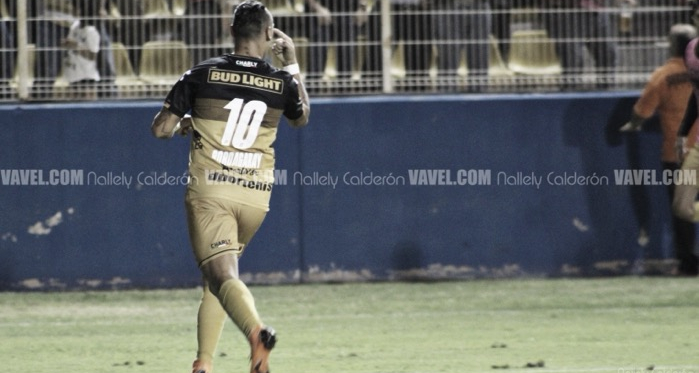Fabián Bordagaray celebrando tras su anotación. Fotografía: Nallely Calderón VAVEL México.