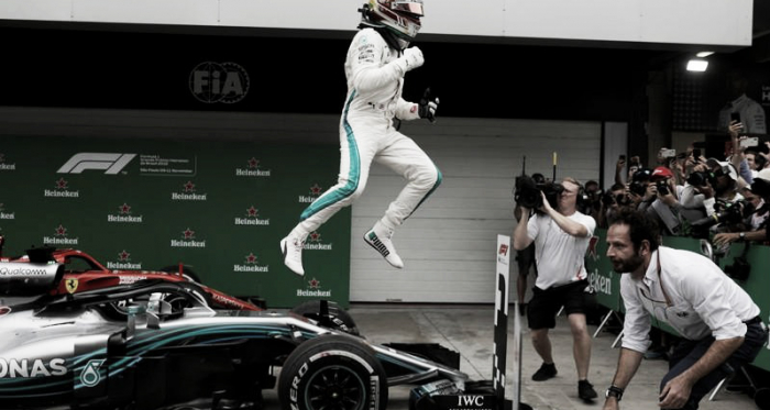 Hamilton saltando de su Mercedes | Foto: Fórmula 1