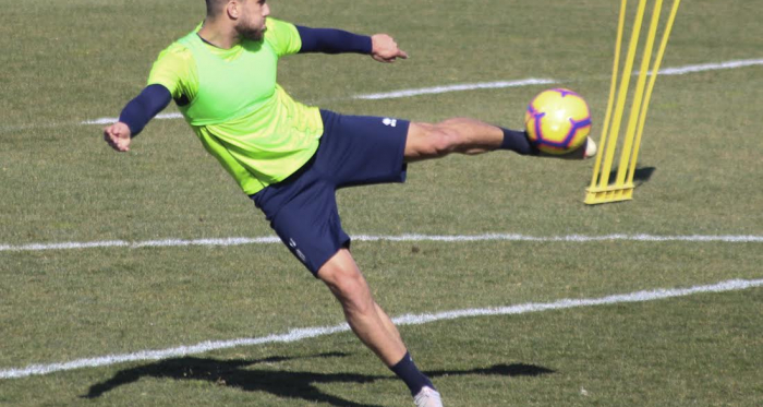 Fede Vico golpea el balón durante un entrenamiento. Foto: Óscar Yeste