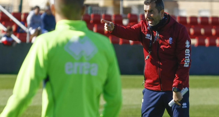 Diego Martínez da indicaciones durante un entrenamiento. Foto: Antonio L. Juárez