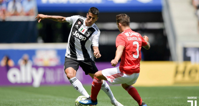 Joao Cancelo in dribbling su Grimaldo. | @juventusfc, Twitter.