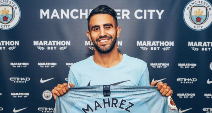 Riyad Mahrez con la sua nuova maglia del Manchester City. | @Mahrez22, Twitter.