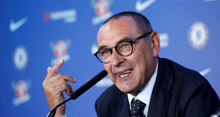 Maurizio Sarri nella sua prima conferenza stampa da "Blue". | @ChelseaFC, Twitter.