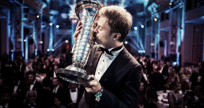Rosberg besando el trofeo en la gala de la FIA | Foto: Fórmula 1