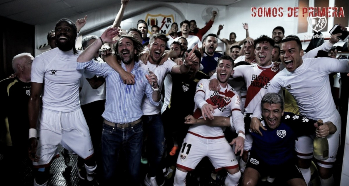 Jugadores del Rayo Vallecano celebrando el ascenso | Fotografía: Rayo Vallecano S.A.D.