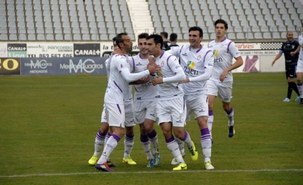 El Real Jaén golea el triple en casa