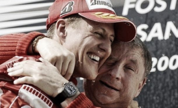 Schumacher (à esquerda) celebra uma vitória na Ferrari com Jean Todt (Foto: s/d).