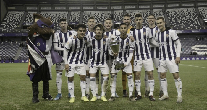 Los jugadores del Real Valladolid posan con el trofeo después del encuentro / REAL VALLADOLID