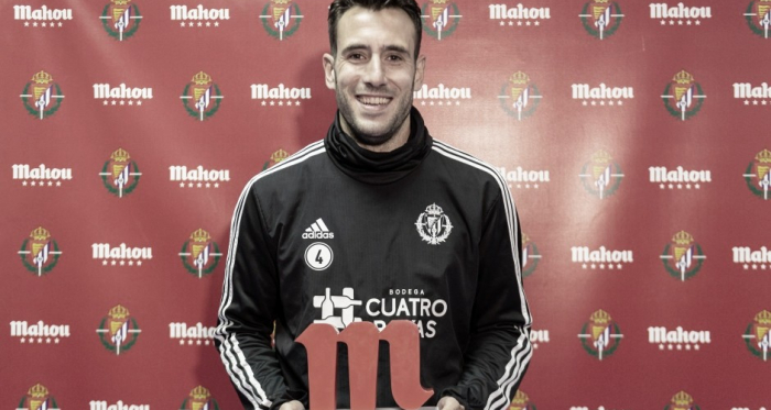 Kiko Olivas con el premio al mejor jugador de noviembre | Real Valladolid