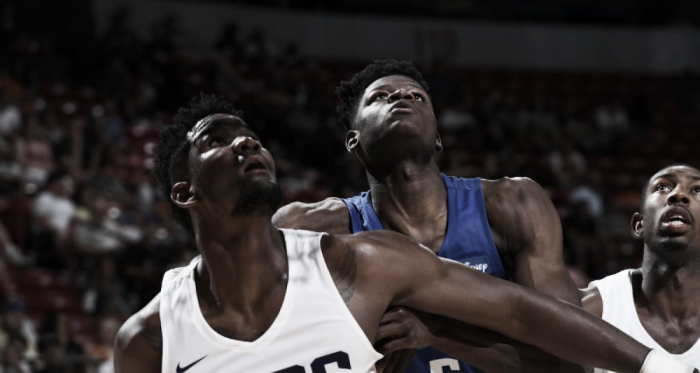 Ayton y Bamba luchando por un rebote en el partido de ayer. Toto: www.nba.com/suns/