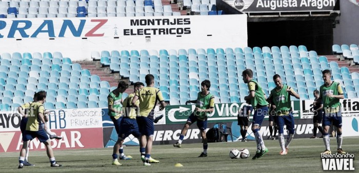 El filial calienta antes del último partido de la temporada 15/16 (Foto: Belén Sancho | VAVEL).