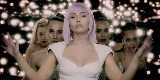 Miley Cyrus en 'On a Roll' | Fuente: Cuenta oficial de Netflix en YouTube