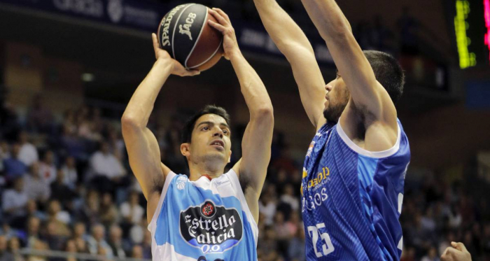 David Navarro lanzando a canasta en un partido de la temporada pasada frente a Burgos. Fuente: Diario AS.
