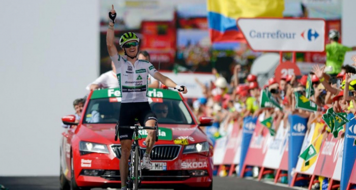 Ben King celebra su victoria en el Alto de La Covatilla.