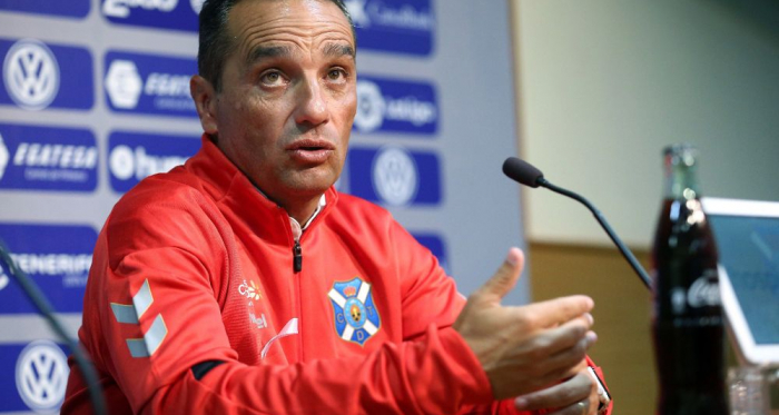 El técnico del CD Tenerife en la rueda de prensa previa al encuentro frente al Real Zaragoza. FOTO: eldia.es