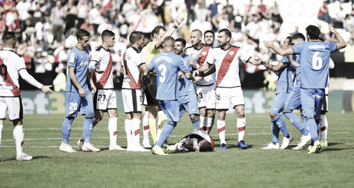 El árbitro amonesta una acción a favor del Rayo Vallecano | Fotografía: LaLiga