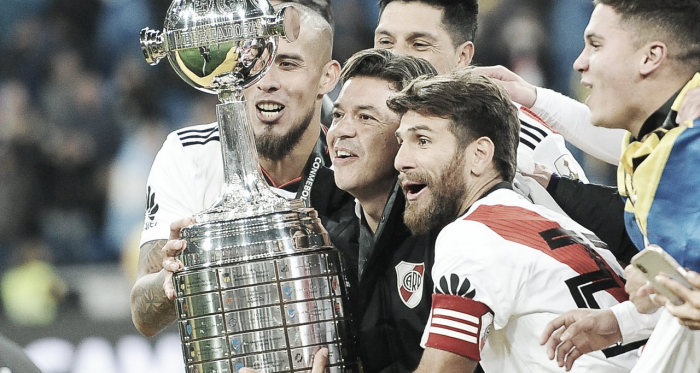 Maidana, Ponzio y Gallardo levantando el trofeo máximo de la historia en Madrid (Foto: River Plate Oficial).