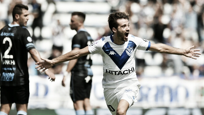 Agustín Bouzat (figura del partido) celebra su gol, sobre el cierre del primer tiempo. Foto: MARCA CLARO ARGENTINA.