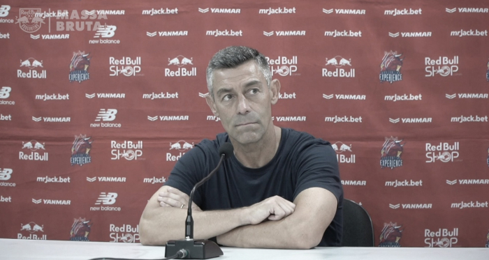 Após vitória do Bragantino, Caixinha ressalta a entrega dos jogadores:
“Estão de parabéns”