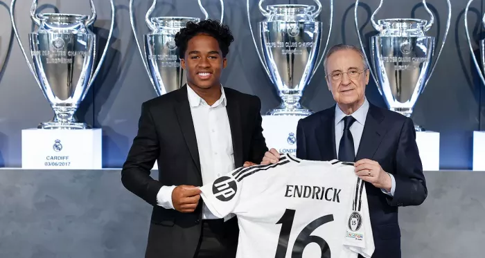 El Bernabéu ruge, aplaude y llora con la llegada de Endrick