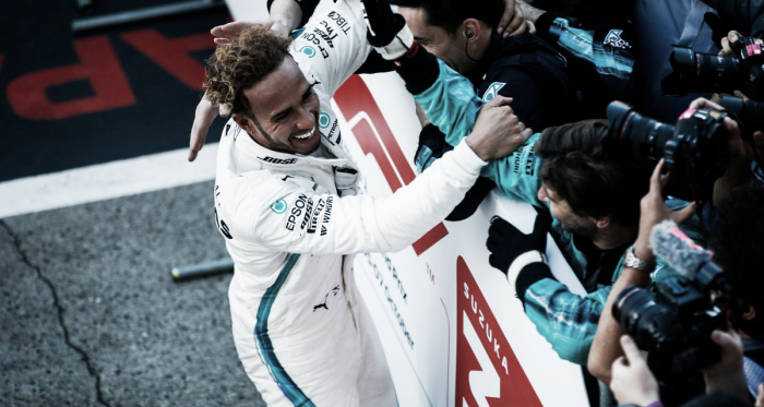 El abrazo de Hamilton con los mecánicos | Foto: Fórmula 1