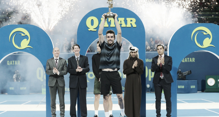 Bautista levantando el troifeo, con la comitiva de fondo | Foto: ATP 250 de Doha