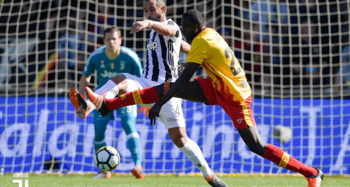 Cheick Diabaté lotta con caparbietà con Medhi Benatia in questo scatto. | JuventusFC, Twitter.