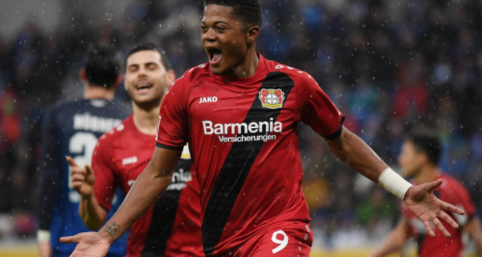 Leon Bailey esulta dopo un gol con la maglia del Leverkusen. | @EuropaLeague, Twitter.