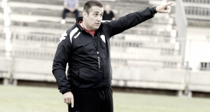 Sandoval dando instrucciones en su último entrenamiento (fuente CórdobaCF)