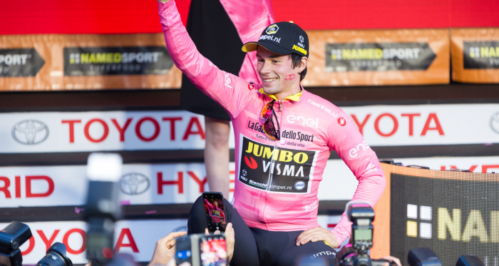 PRIMOZ ROGLIC CON LA MAGLIA ROSA (©Alessandro Gamberi -VAVEL.com)